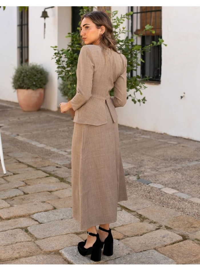 Top beige à manches longues avec ceinture péplum