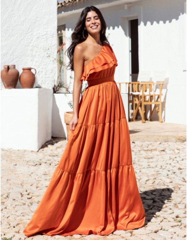 Vestido largo naranja con volantes y escote asimétrico