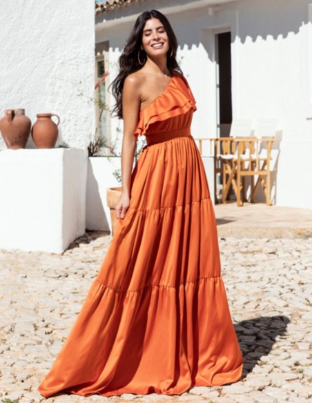 Robe longue orange à volants et encolure asymétrique
