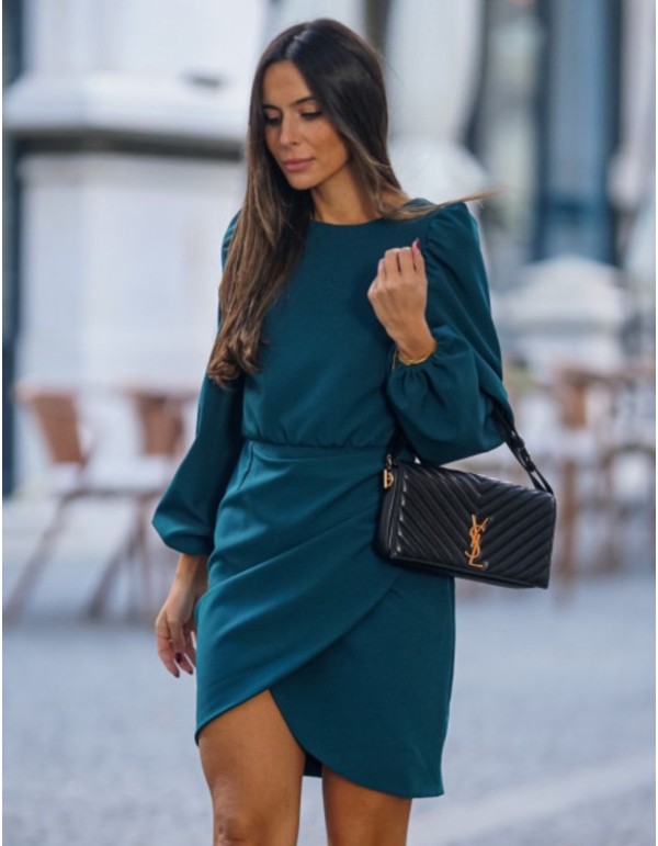 Short green dress with long sleeves
