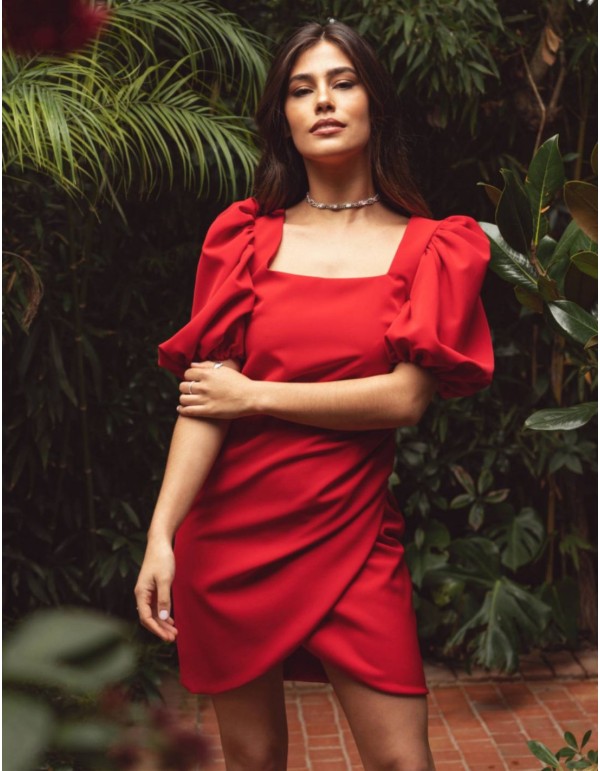 Vestido corto rojo con escote cuadrado