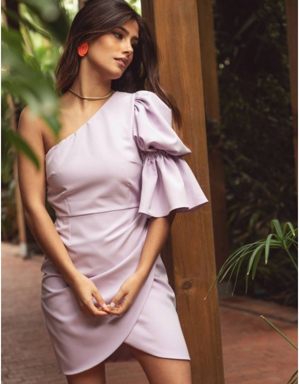 Vestido corto lila con escote asimétrico y manga fruncida