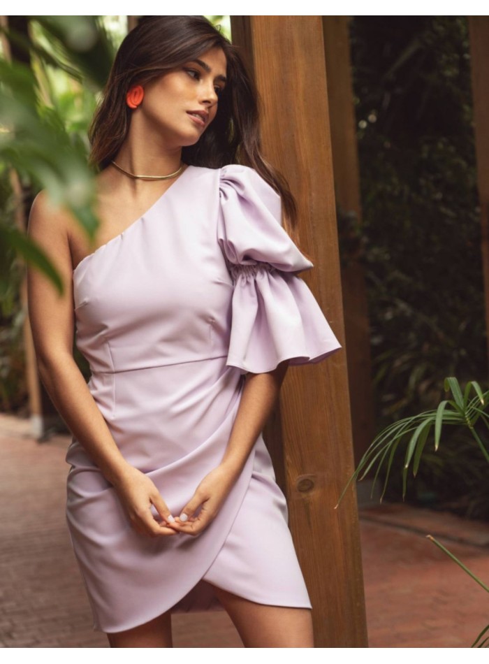 Robe courte lilas avec encolure asymétrique et...