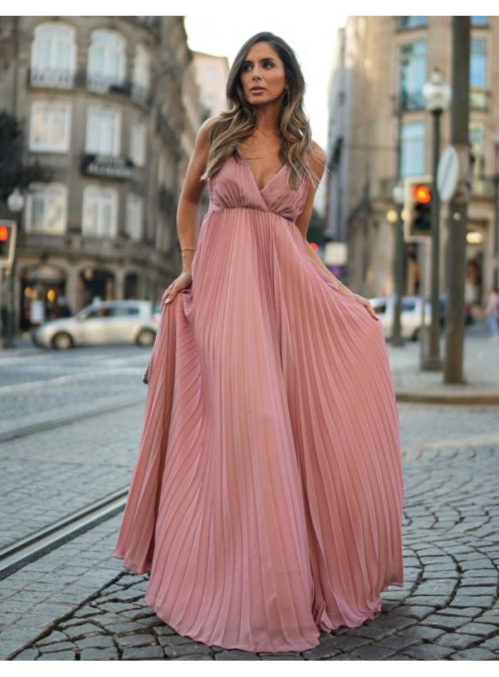 Vestido largo plisado con escote pronunciado rosa