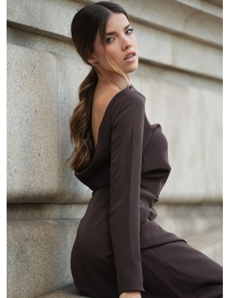 Vestido largo marrón con escote barco y chal, con espalda descubierta