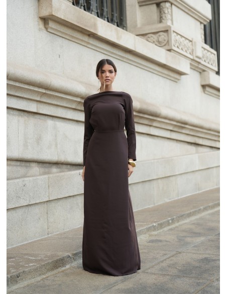 Longue robe brune avec encolure bateau et châle