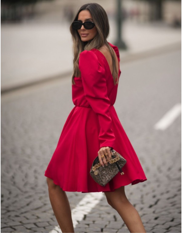Vestido corto rojo con espalda descubierta