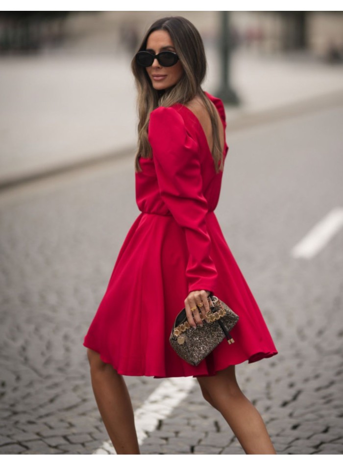 Vestido corto rojo con espalda descubierta