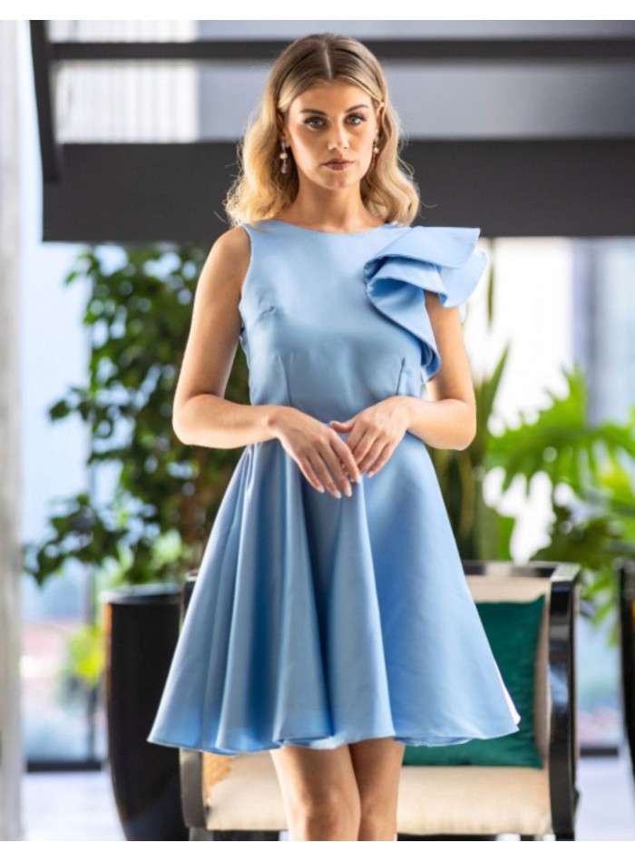 Robe d'invité courte avec des volants sur une...