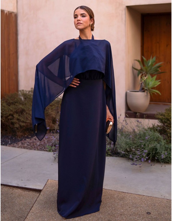 Vestido largo de invitada con escote halter y detalles de flores 2