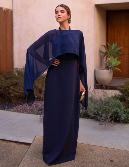 Vestido largo de invitada con escote halter y detalles de flores