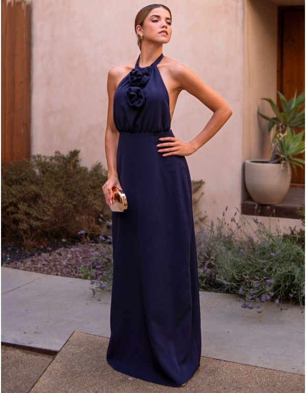Vestido largo de invitada con escote halter y detalles de flores