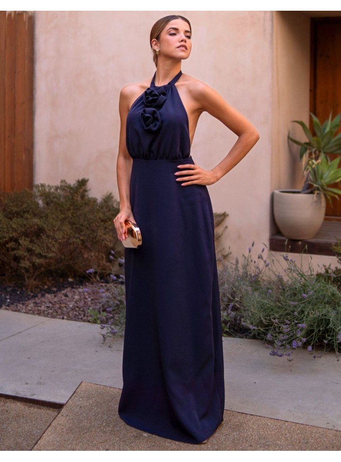 Vestido largo de invitada con escote halter y...