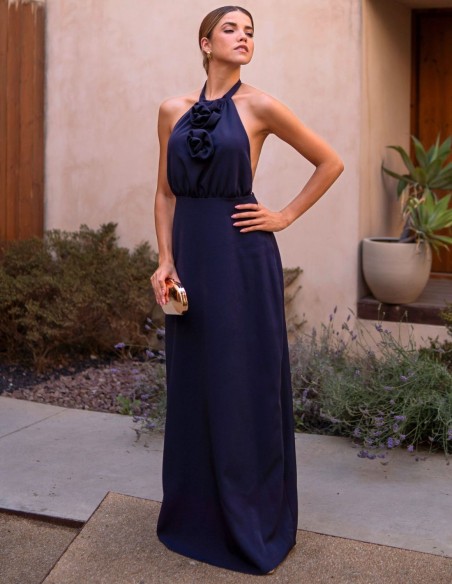 Vestido largo de invitada con escote halter y detalles de flores