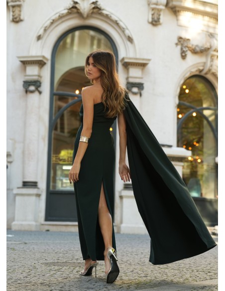 Robe longue verte à encolure asymétrique et manches cape