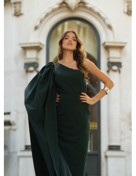 Robe longue verte à encolure asymétrique et manches cape