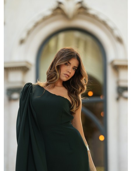 Robe longue verte à encolure asymétrique et manches cape