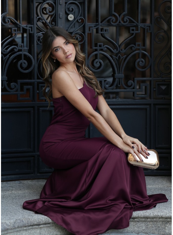 Longue robe sirène bordeaux avec encolure...