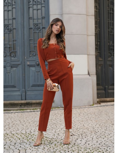 Pantalón de tiro alto terracota con bolsillos laterales y cierre invisible elegante para eventos