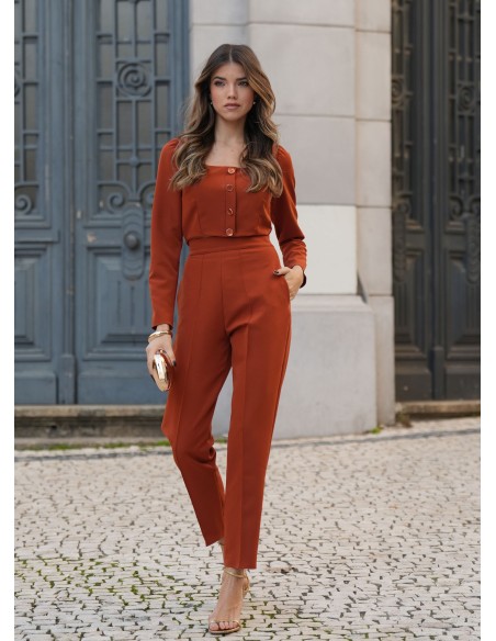 Pantalón de tiro alto terracota con bolsillos laterales y cierre invisible elegante para ocasiones especiales