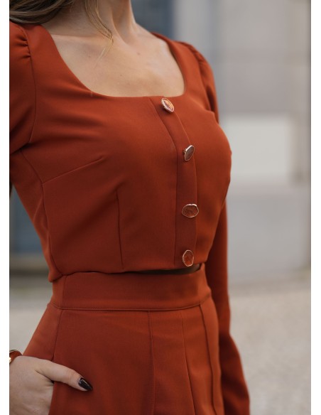 Terracotta blouse with square neckline and long sleeves