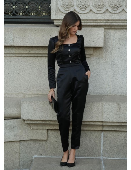 Blusa negra estructurada con escote cuadrado y mangas largas para cenas de empresa