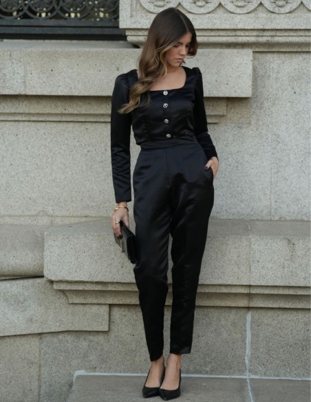 Elegant black high-waist pants with side pockets and invisible zipper