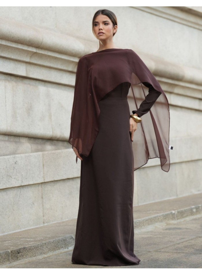 Longue robe brune avec encolure bateau et châle
