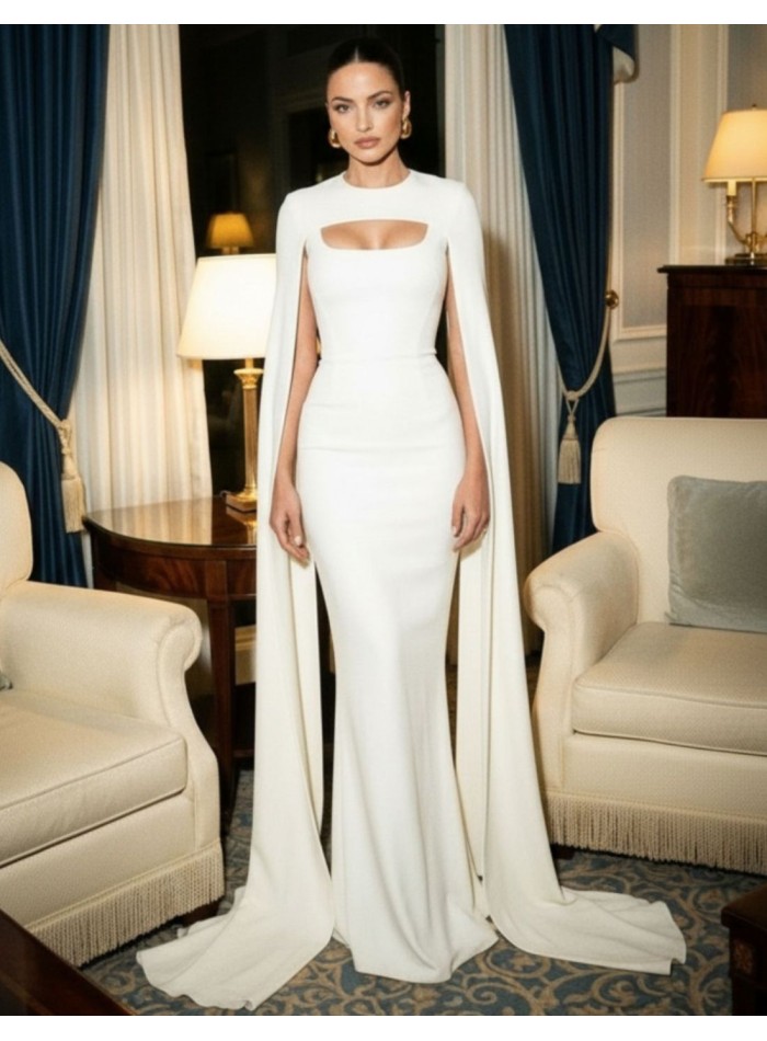 Longue robe blanche avec taille coupée et cape...