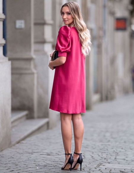 Robe courte à manches froncées