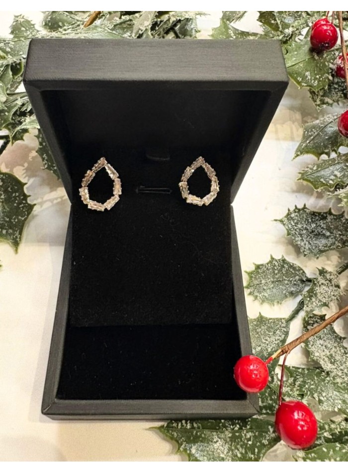 Teardrop-shaped earrings with crystals