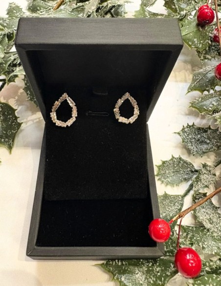 Teardrop-shaped earrings with crystals