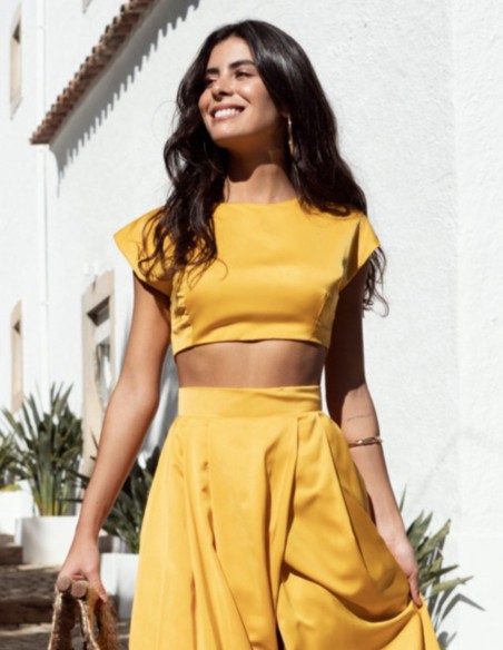 Crop top amarillo con escote redondo