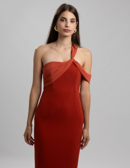 Vestido largo de fiesta teja con escote asimétrico de gasa