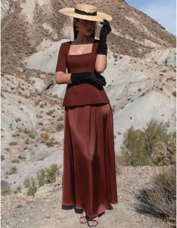 Ensemble deux pièces marron avec haut en satin et jupe...