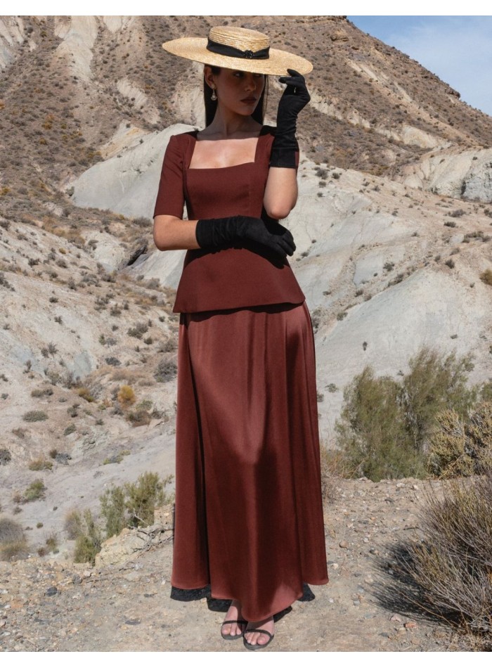 Conjunto dos piezas marrón con top y falda evasé satinada