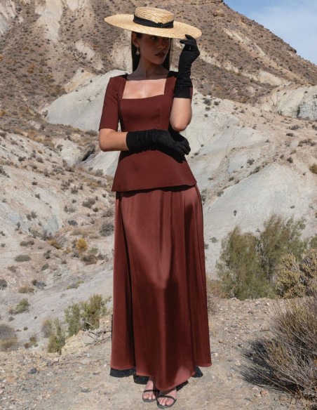 Ensemble deux pièces marron avec haut en satin et jupe évasée