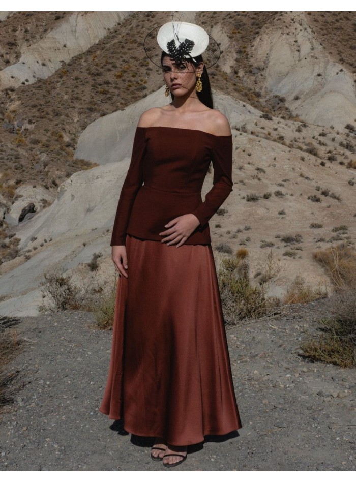 Tenue d'invité avec haut à péplum et jupe évasée