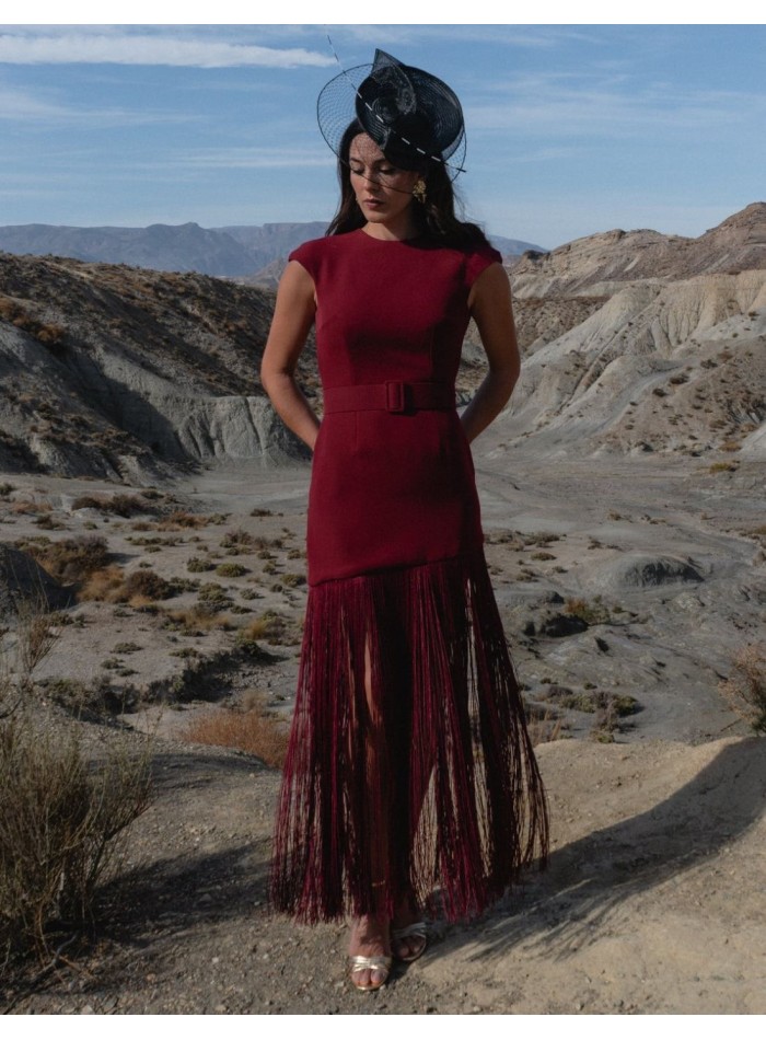 Vestido largo de crepe con espalda abierta, flecos asimétricos y cinturón a juego