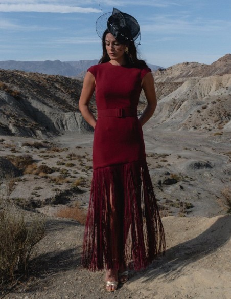 Vestido largo de crepe con espalda abierta, flecos asimétricos y cinturón a juego