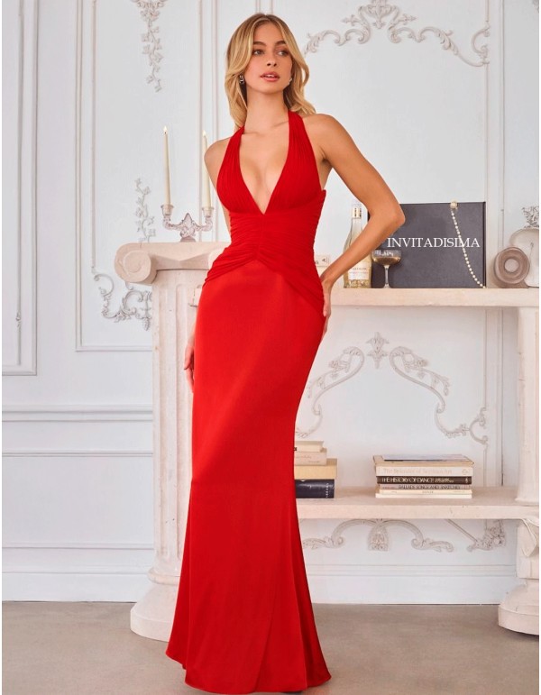 Longue robe de soirée nouée au cou par un laçage et un...