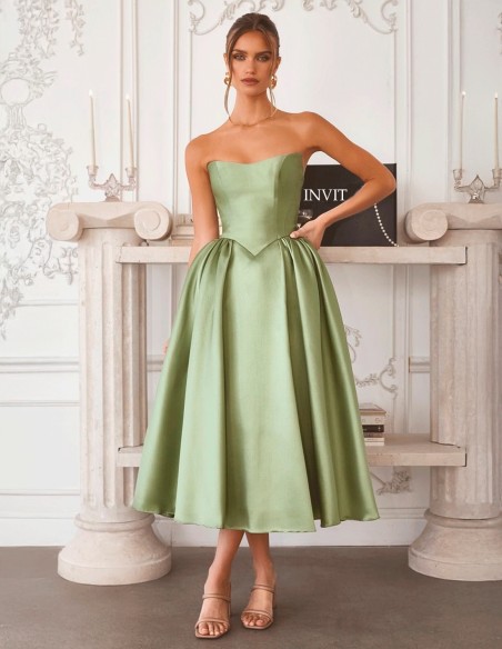 Robe d'invité midi en satin sans bretelles avec une jupe flottante