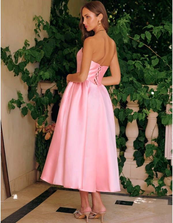 Robe d'invité midi en satin sans bretelles avec une jupe...