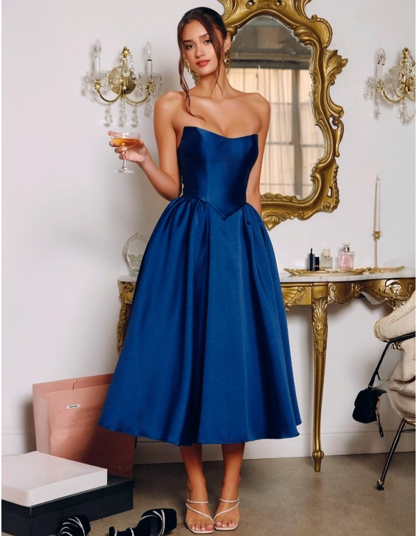 Robe d'invité midi en satin sans bretelles avec une jupe...