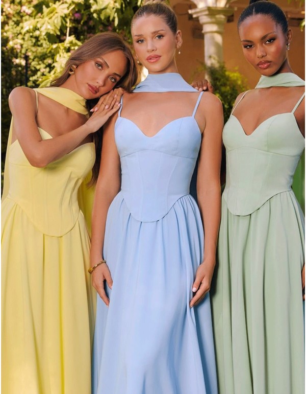 Vestido de fiesta largo con cuerpo encorsetado y falda de vuelo en colores pastel