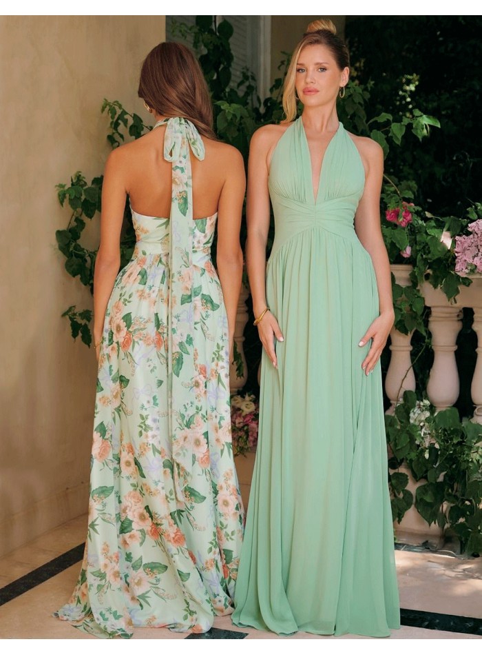 detalle de la espalda drl Vestido de invitada largo con escote halter y estampado floral