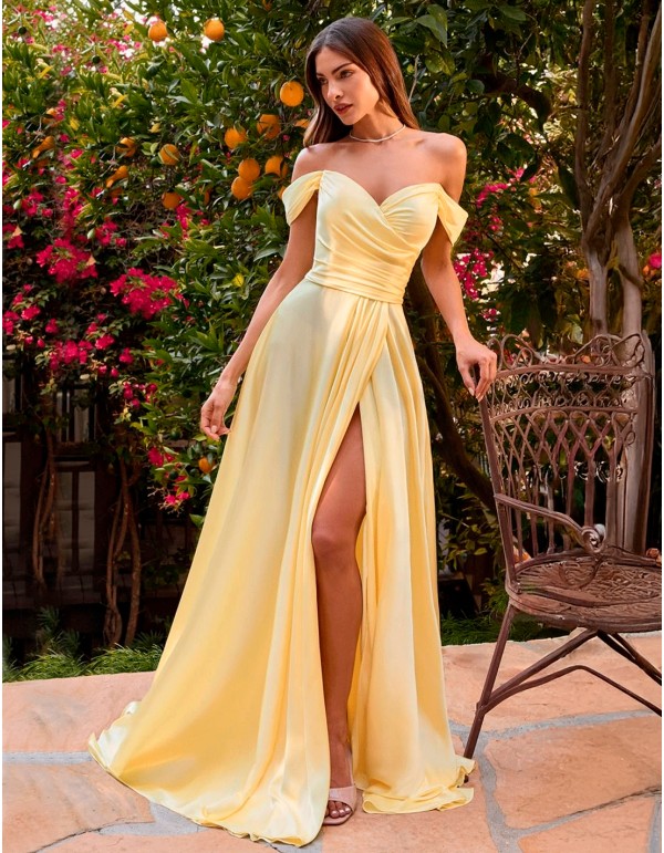 Longue robe de soirée en satin avec encolure bandeau en cœur