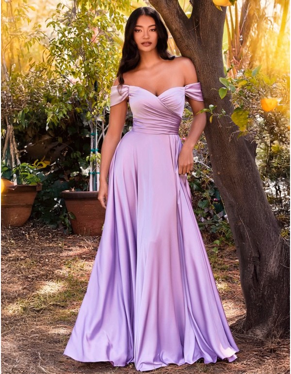Longue robe de soirée en satin avec encolure bandeau en cœur