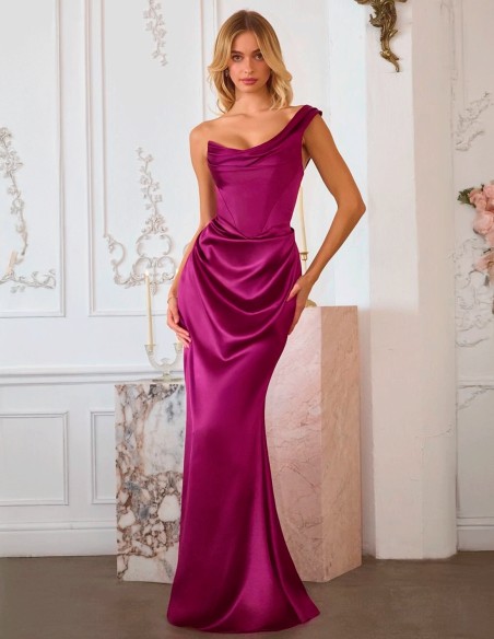 Longue robe d'invité en satin avec encolure asymétrique