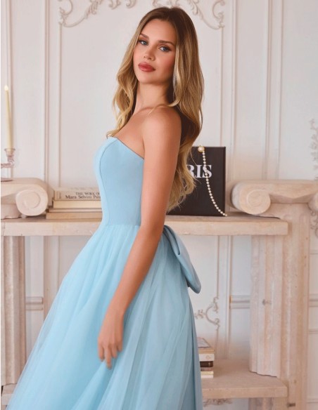 Robe d'invité sans bretelles avec jupe en tulle et nœud décoratif